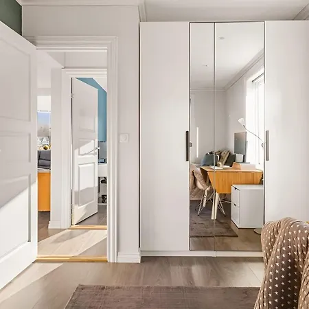 Peaceful With Balcony - Near Tram & Trails Apartament