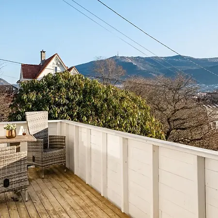 Peaceful With Balcony - Near Tram & Trails Apartament *