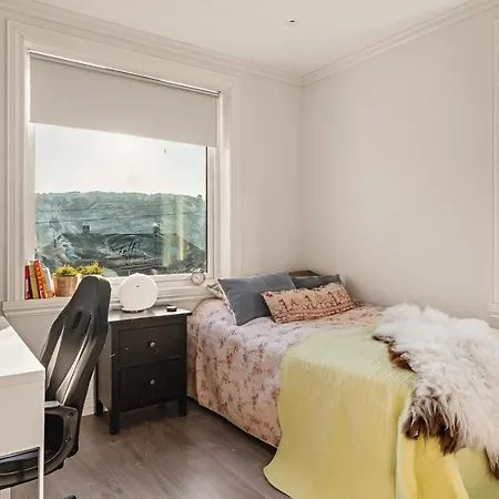 Peaceful With Balcony - Near Tram & Trails Apartament